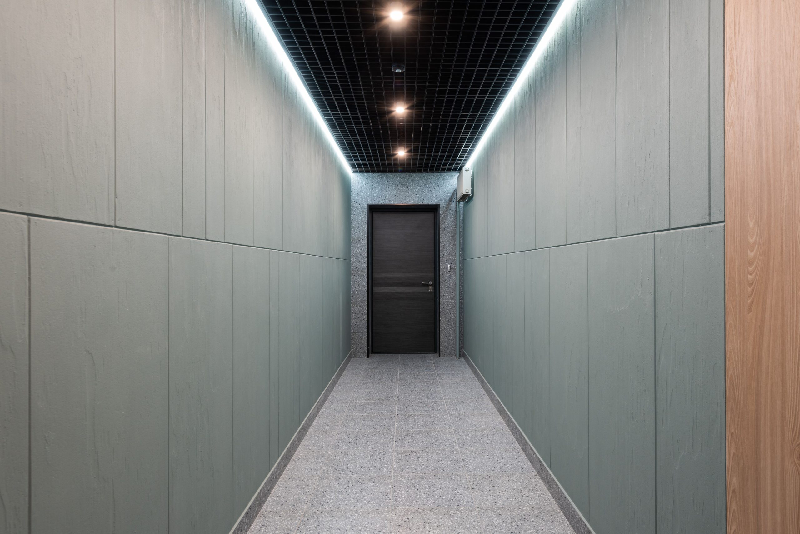 Couloir vide avec porte d'entrée illuminée