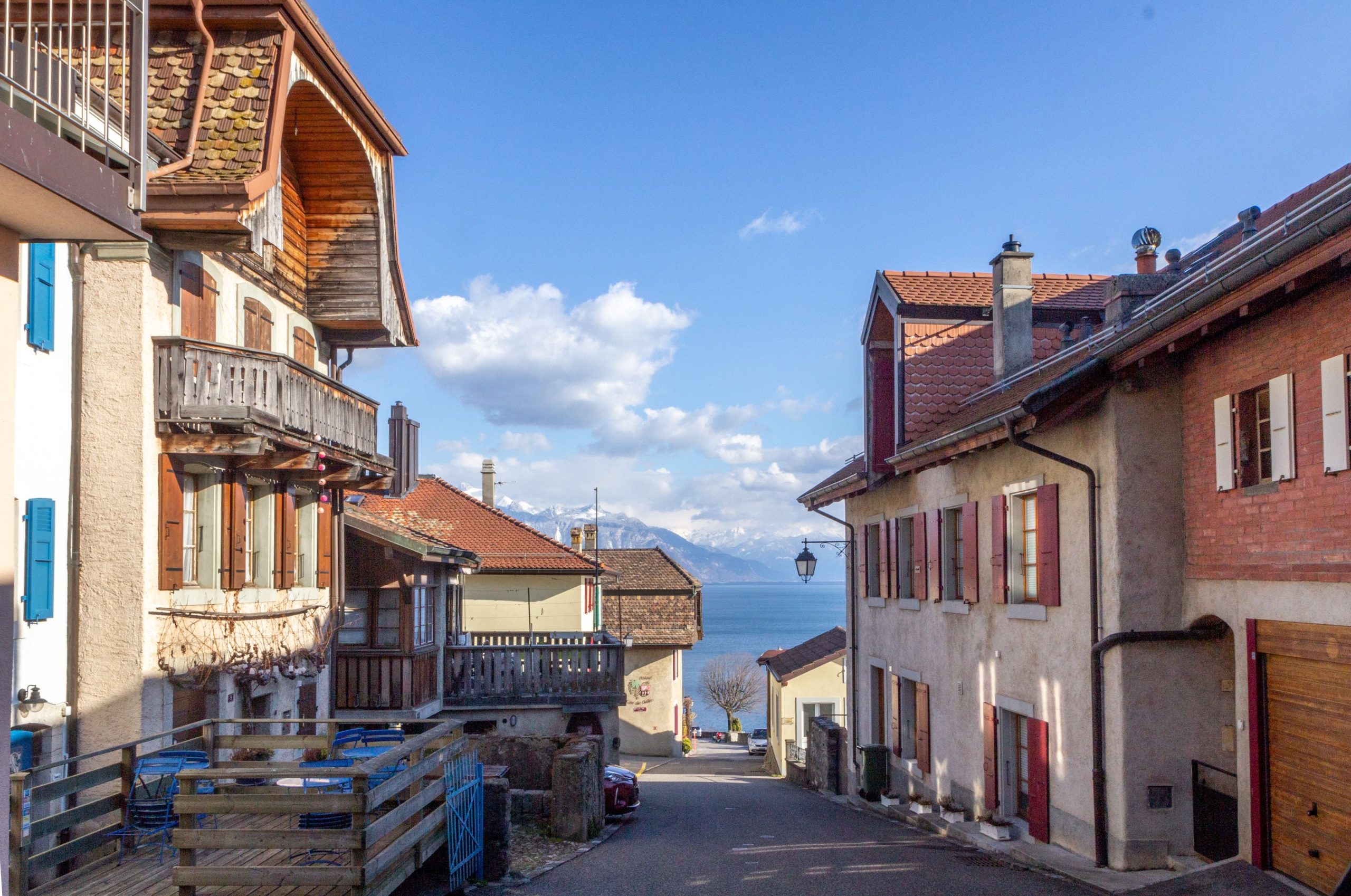 Village alpin traditionnel avec lac en arrière-plan