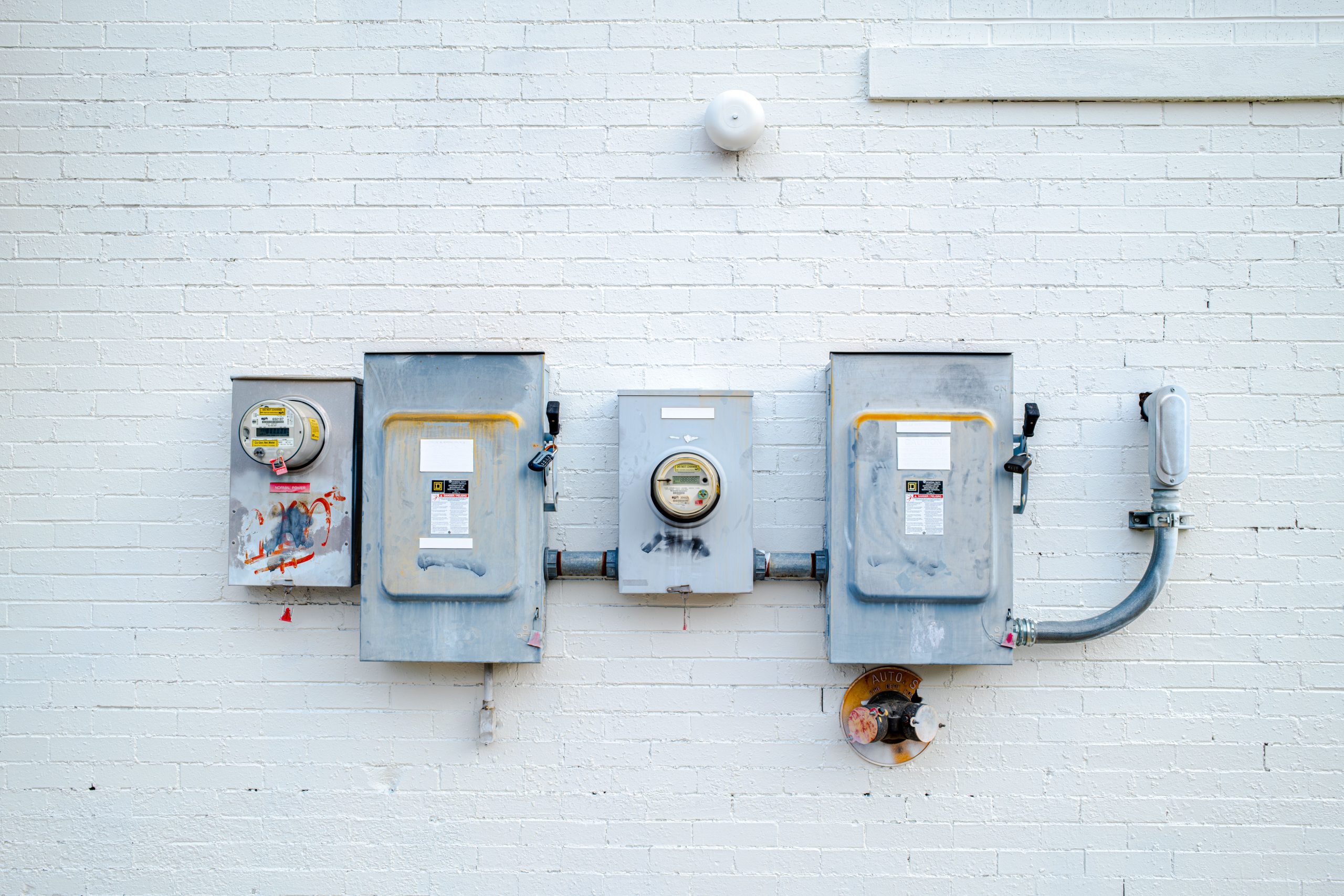 Boîtiers électriques et compteurs muraux briques blanches