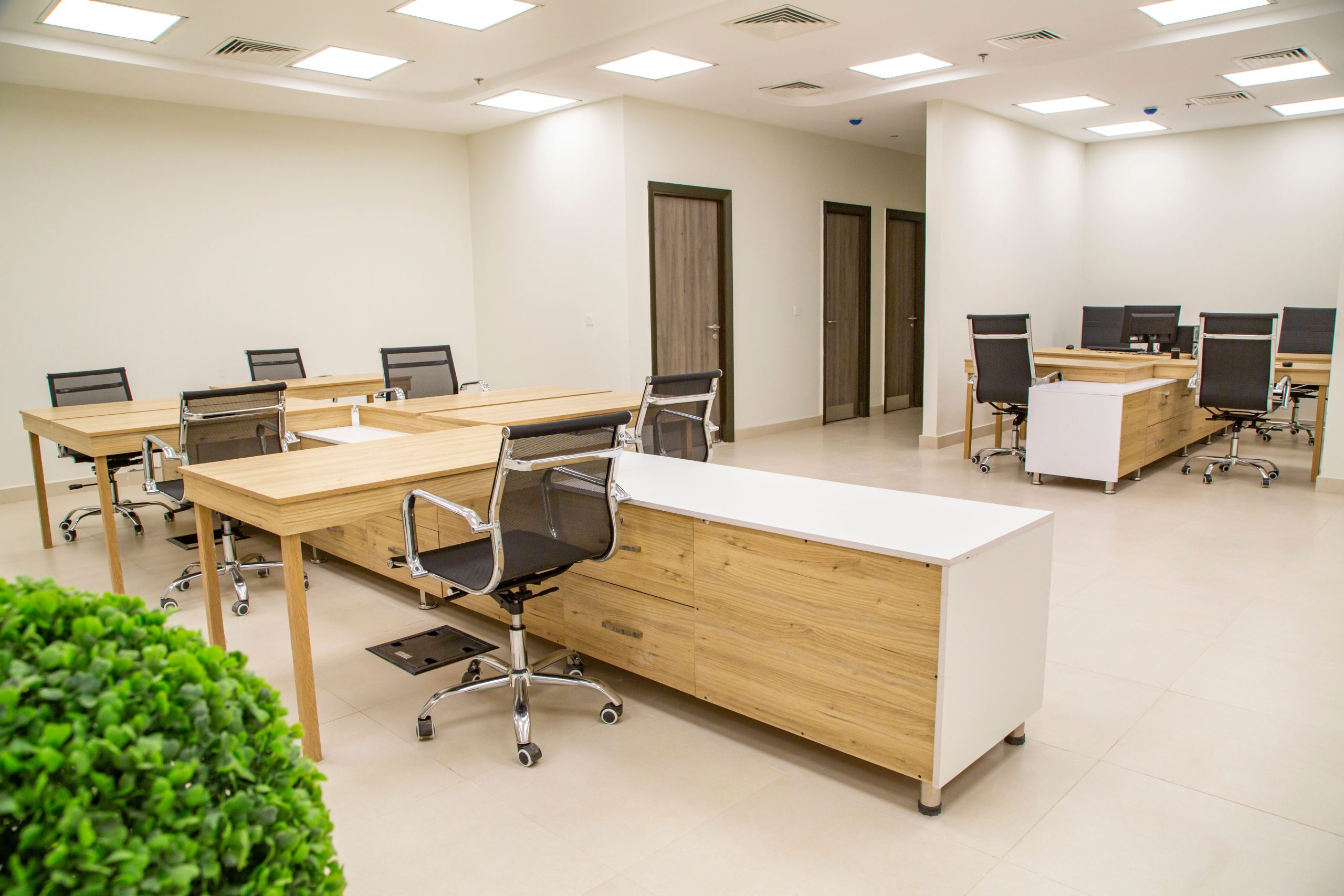 Bureau spacieux avec bureaux bois ergonomiques