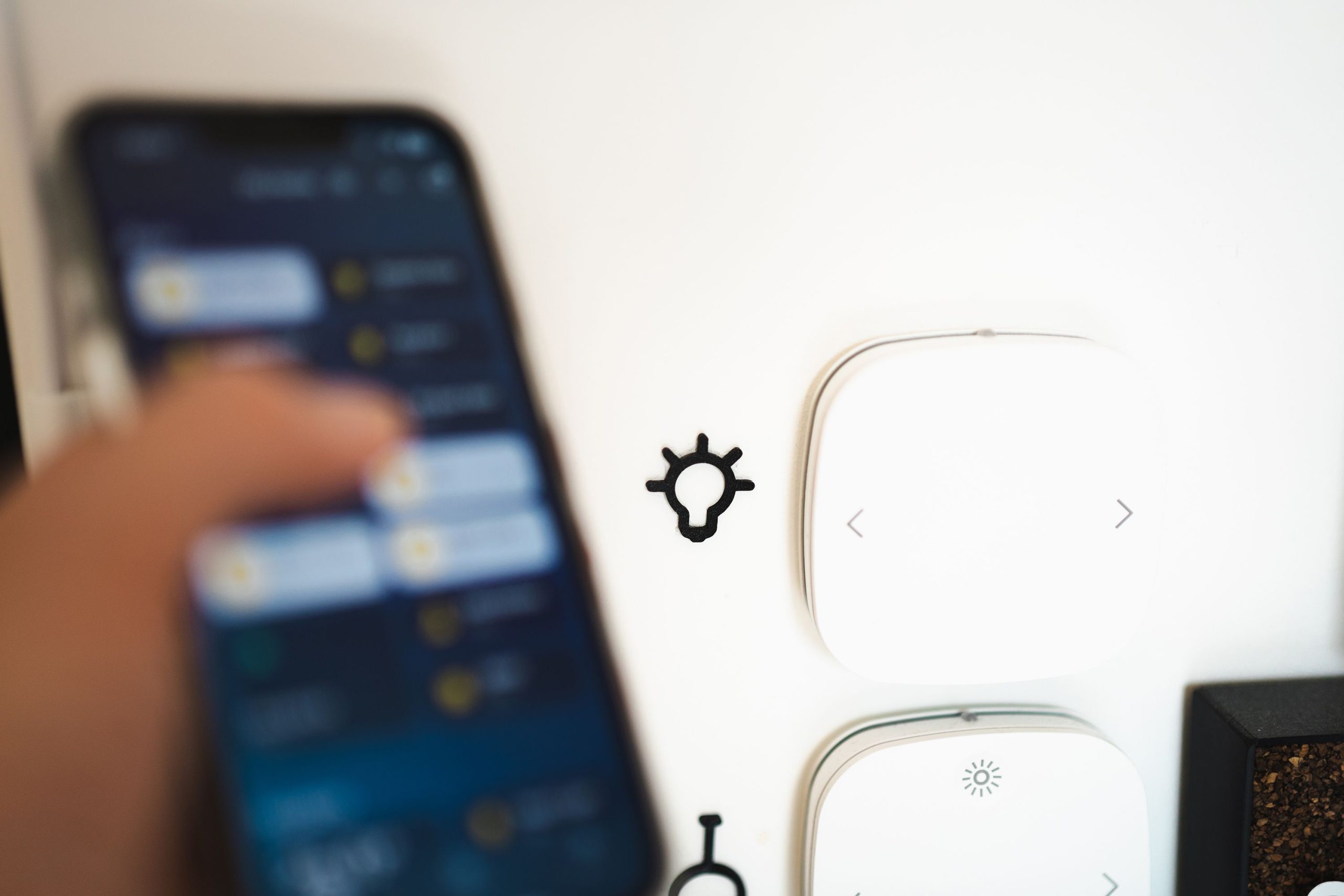 Smartphone contrôlant technologie maison intelligente
