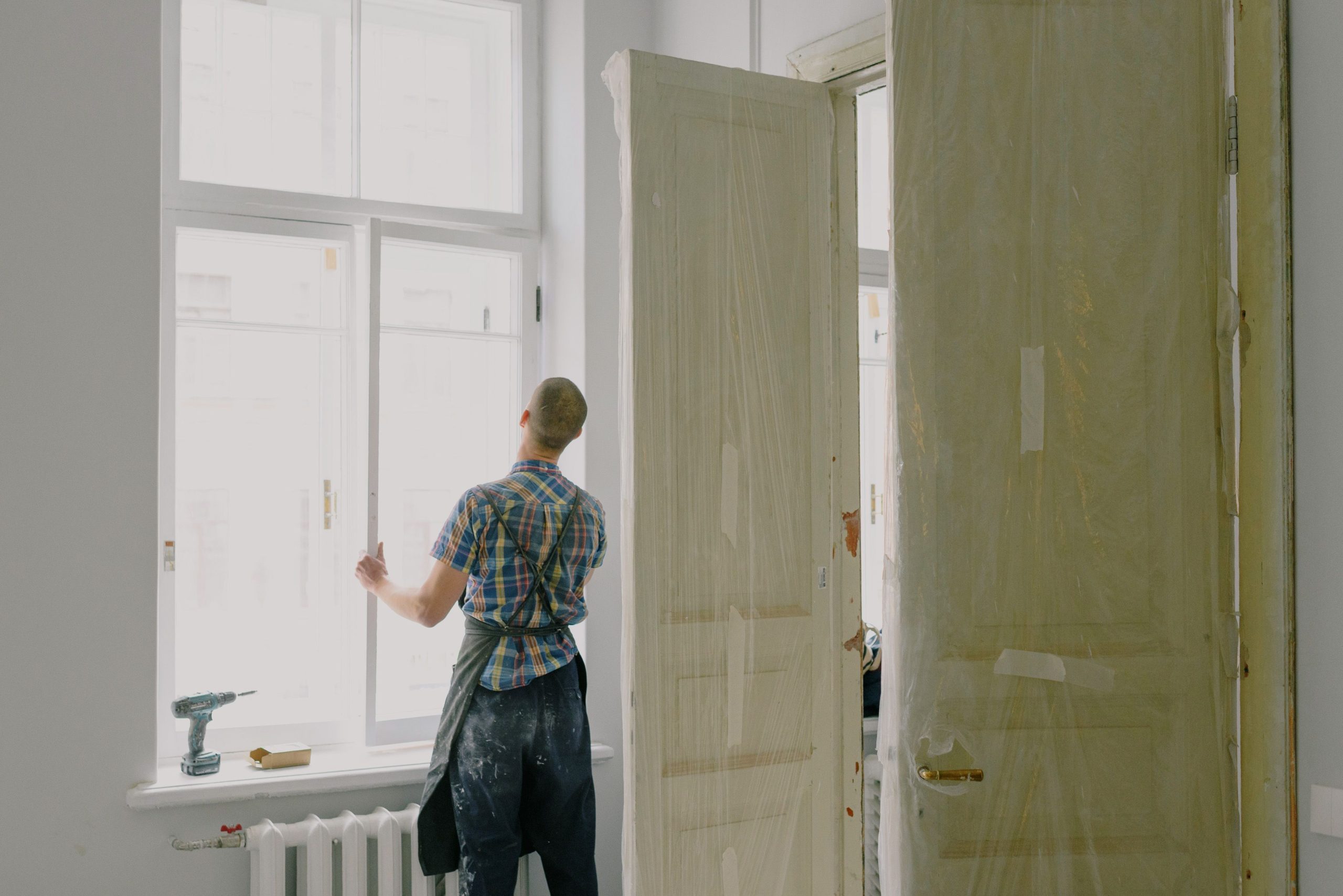 Ouvrier installant une fenêtre lors rénovation