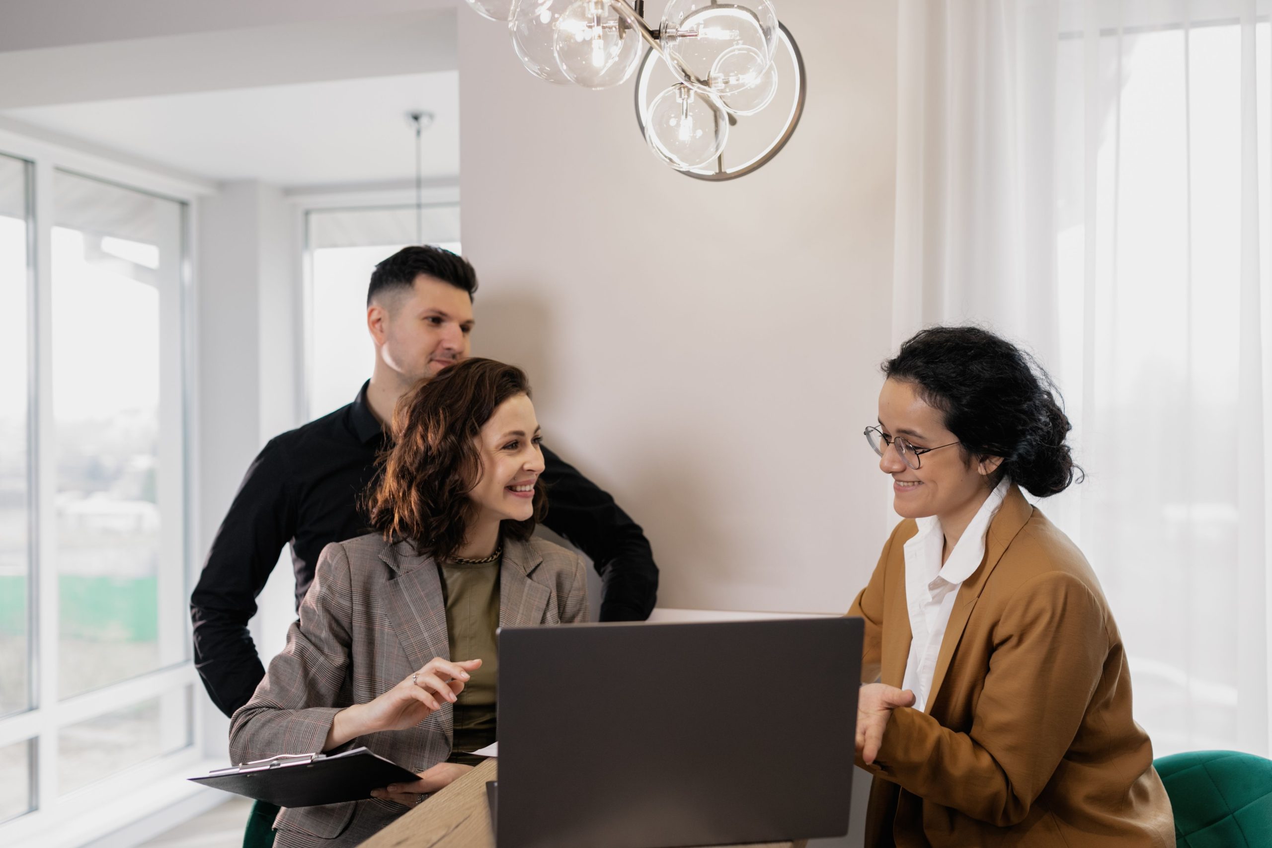 Réunion professionnelle immobilière en bureau contemporain