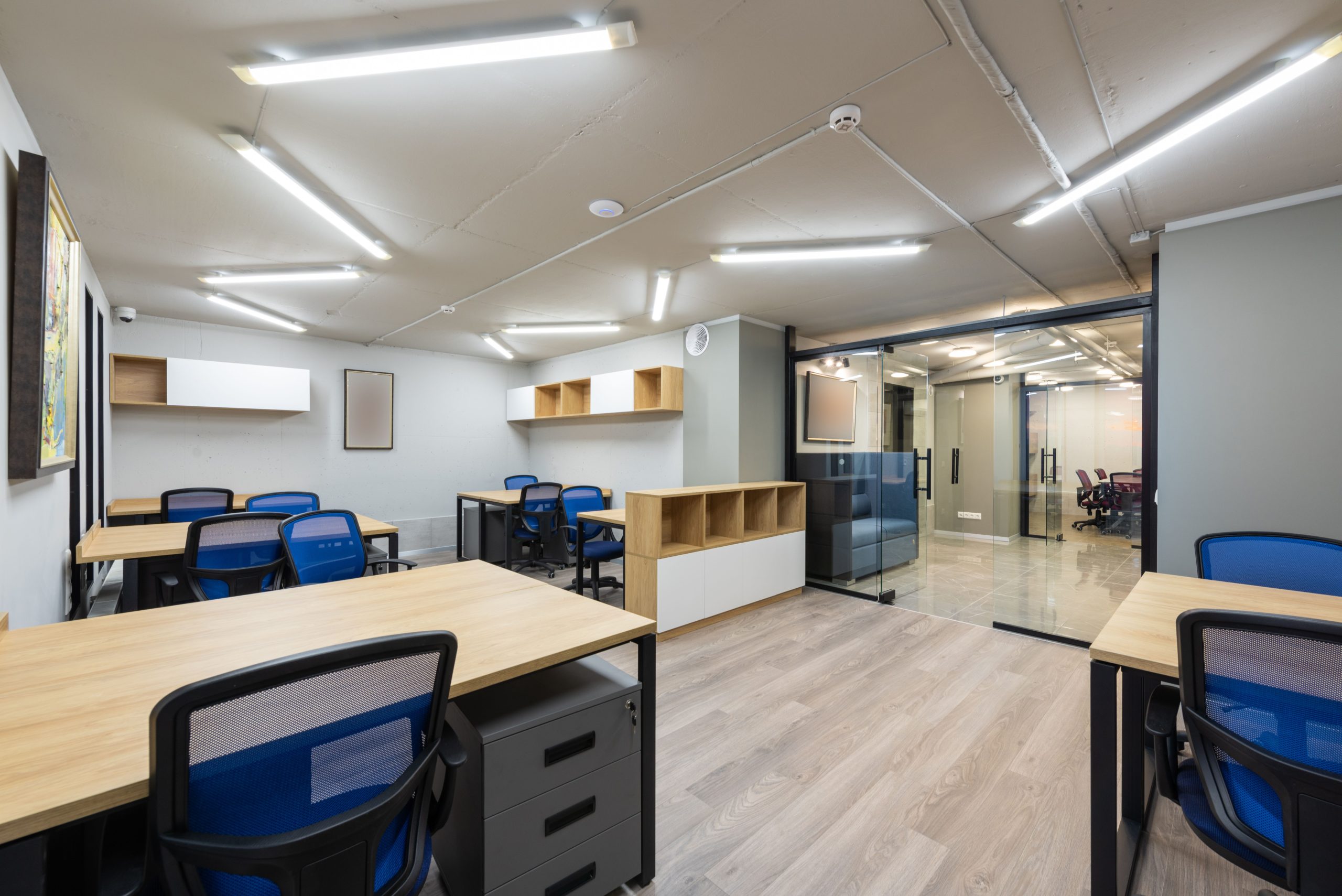 Espace de travail moderne avec bureaux bois et chaises bleues