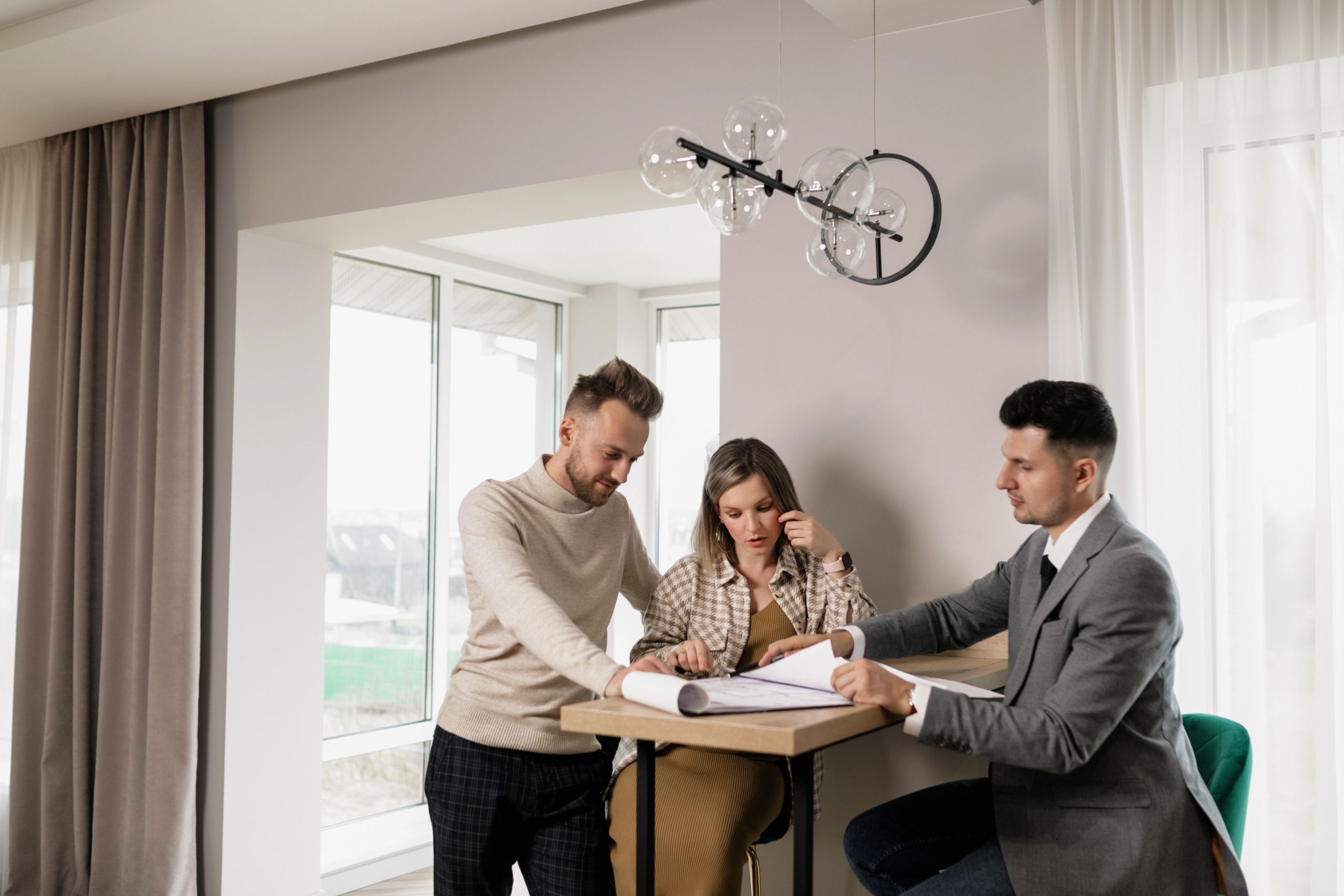 Couple consulte agent immobilier moderne documents