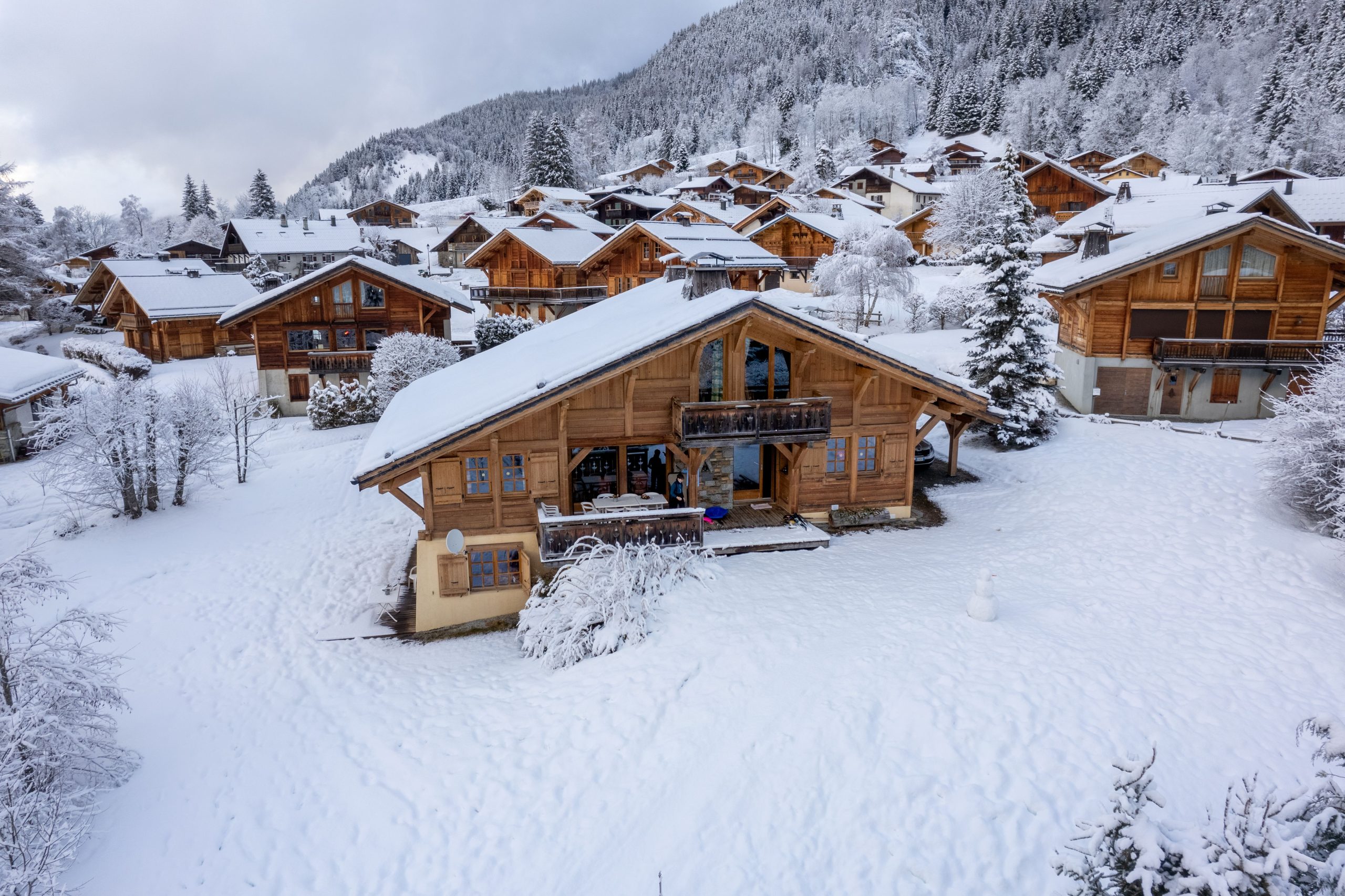 Vue aerienne chalets bois couverts neige hiver