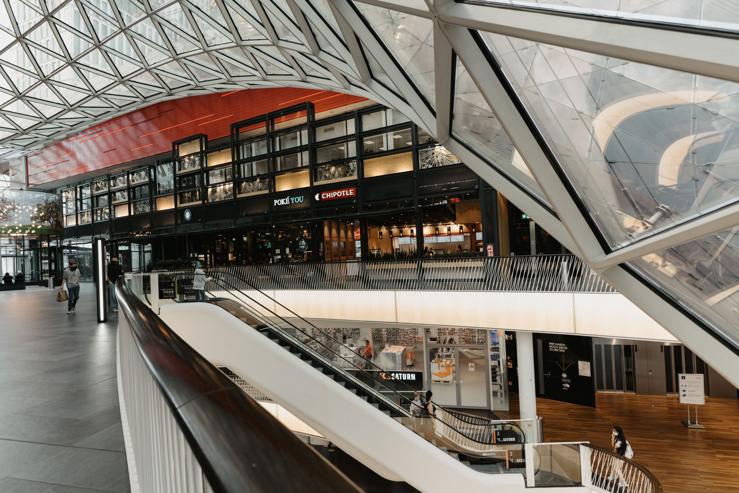Intérieur mall contemporain plafond verre étages multiples