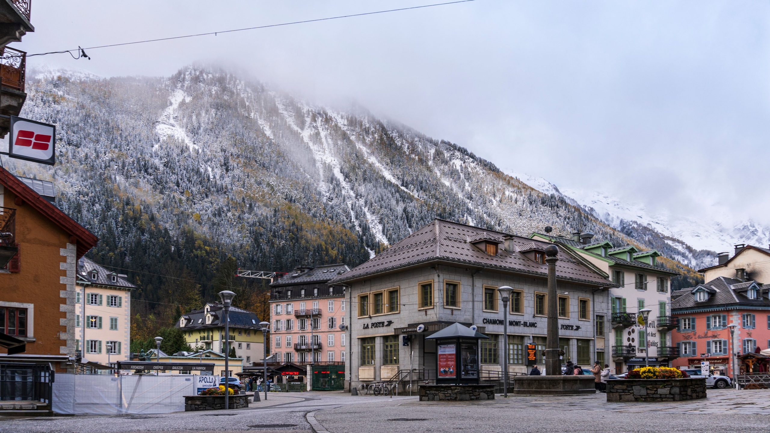 Chamonix enneigée avec montagnes majestueuses