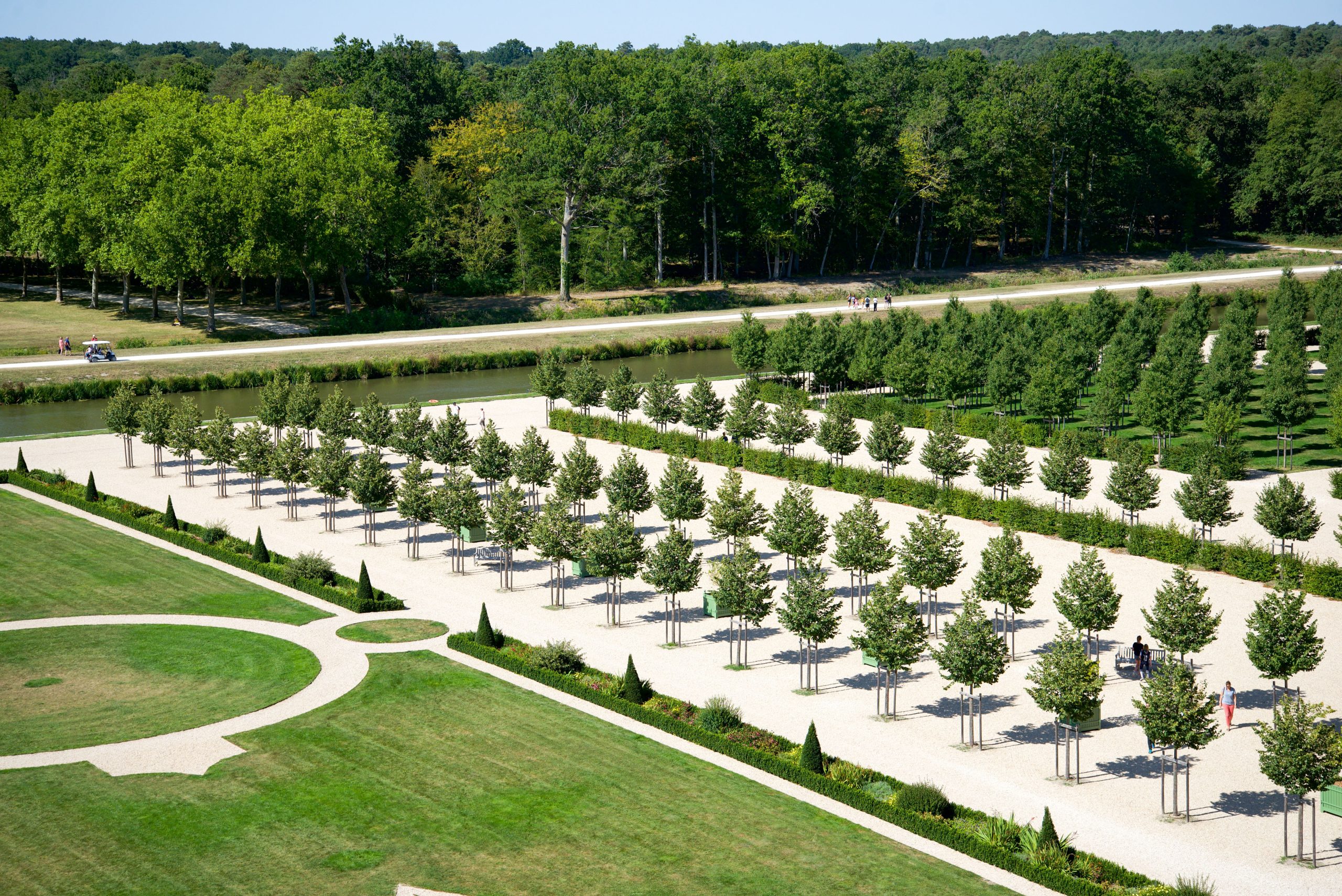 Vue aérienne des allées symétriques du parc en été