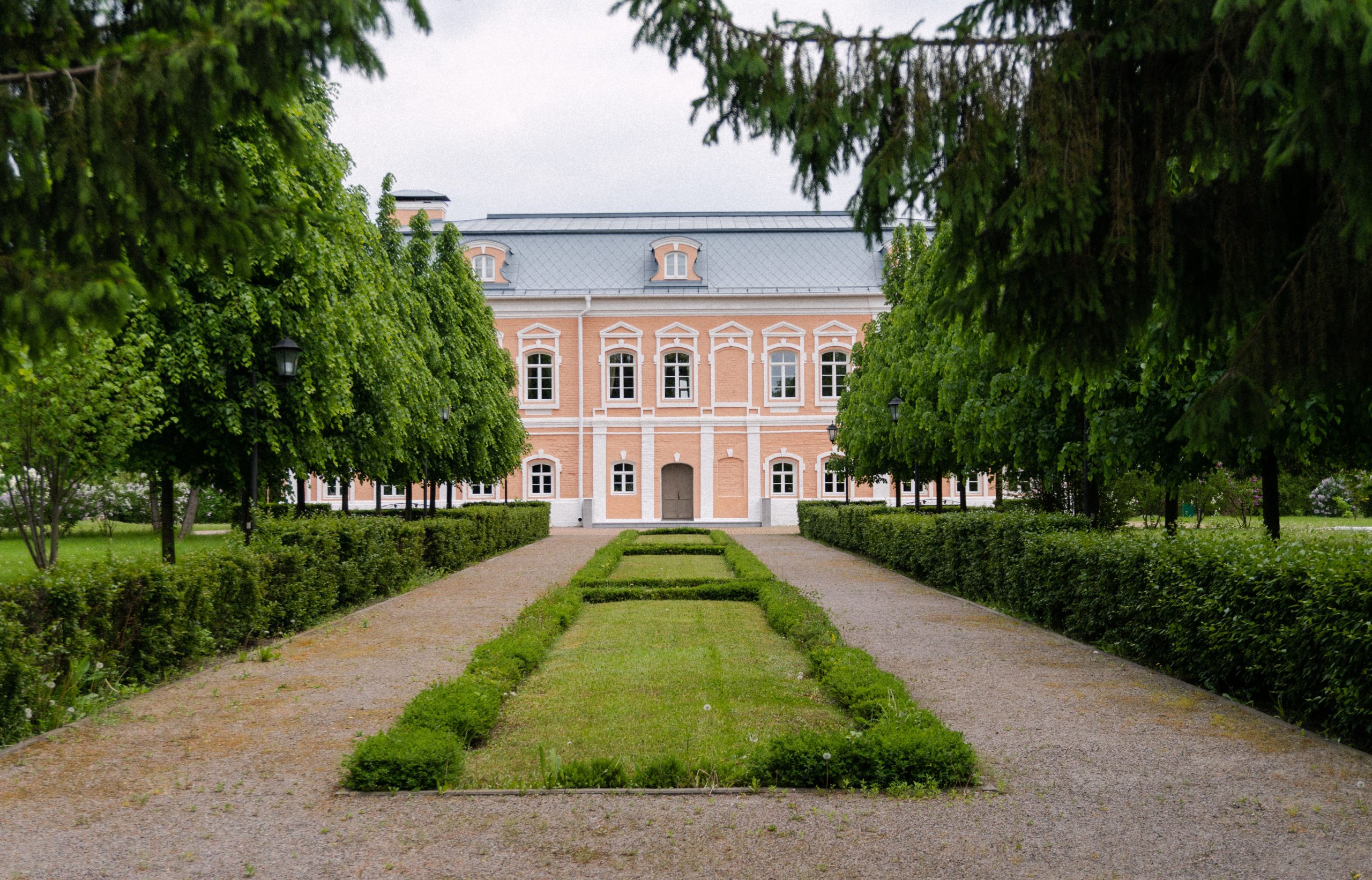 Château avec jardins paysagers et verdure luxuriante