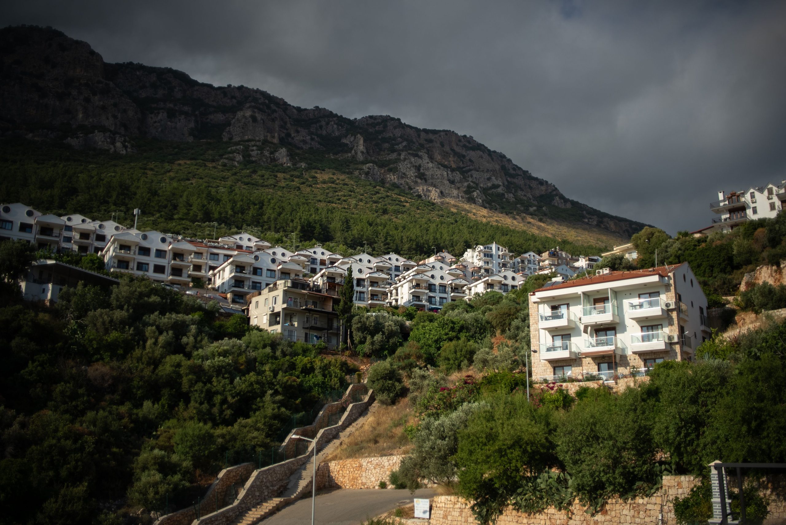 Quartier résidentiel moderne sur terrain vallonné nuageux