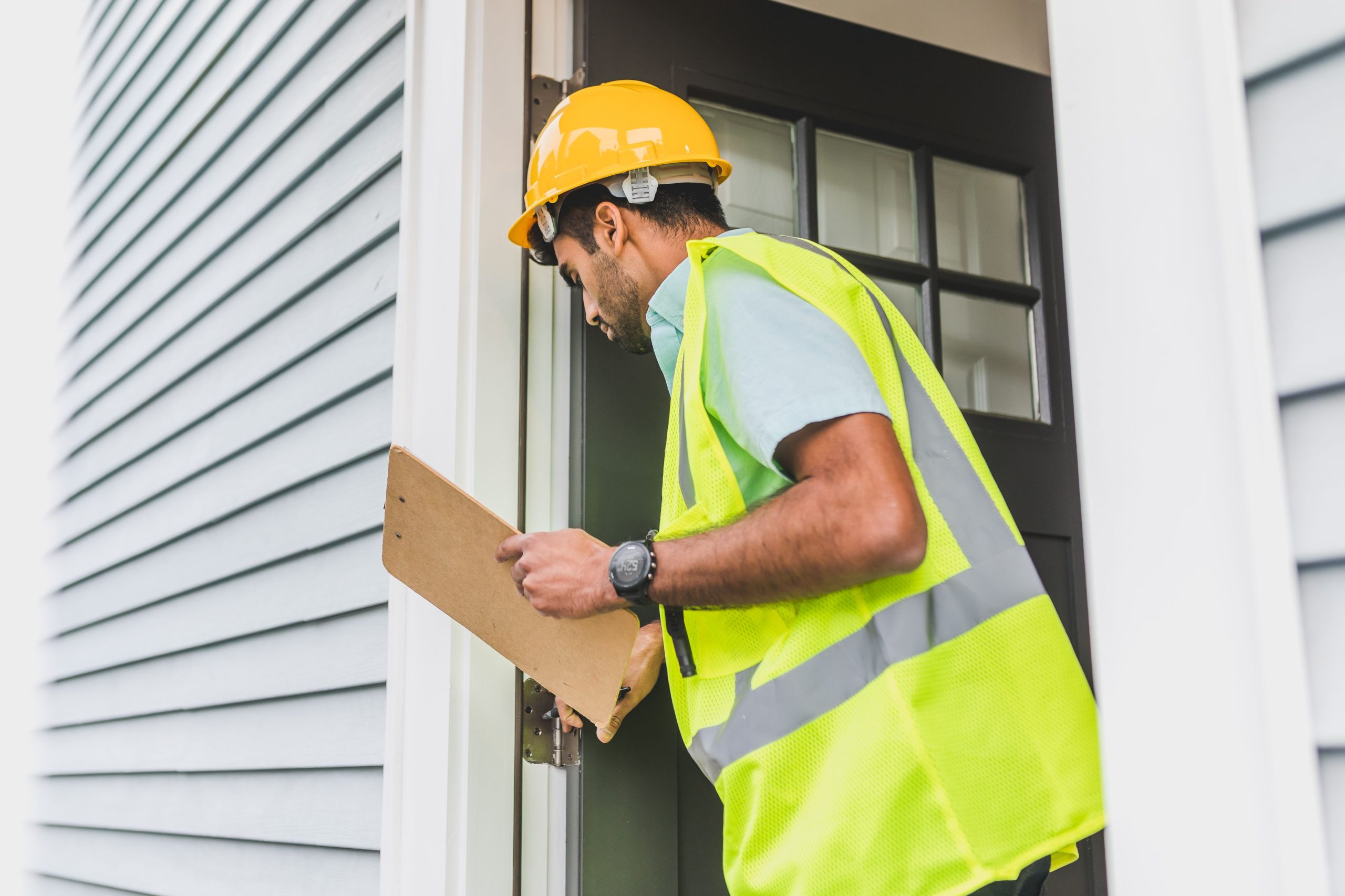 Expert inspect propriété extérieure avec presse-papiers