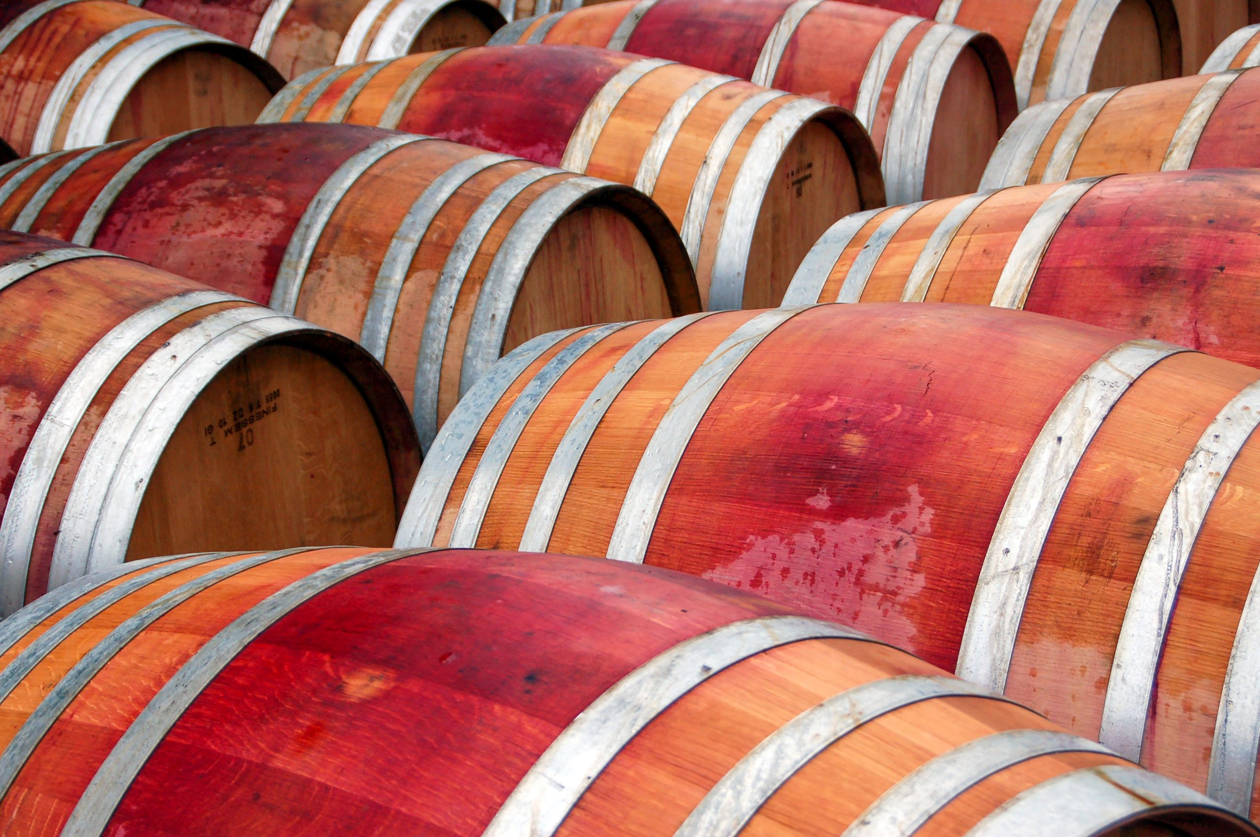 Barils de bois empiles en cellier rustique