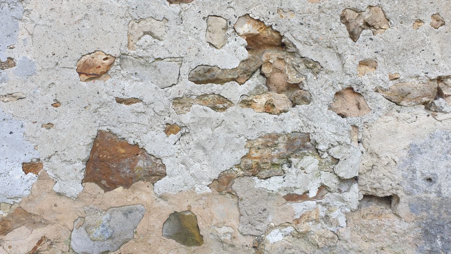 Comment enlever un enduit ciment sur mur en pierre sans casser ?