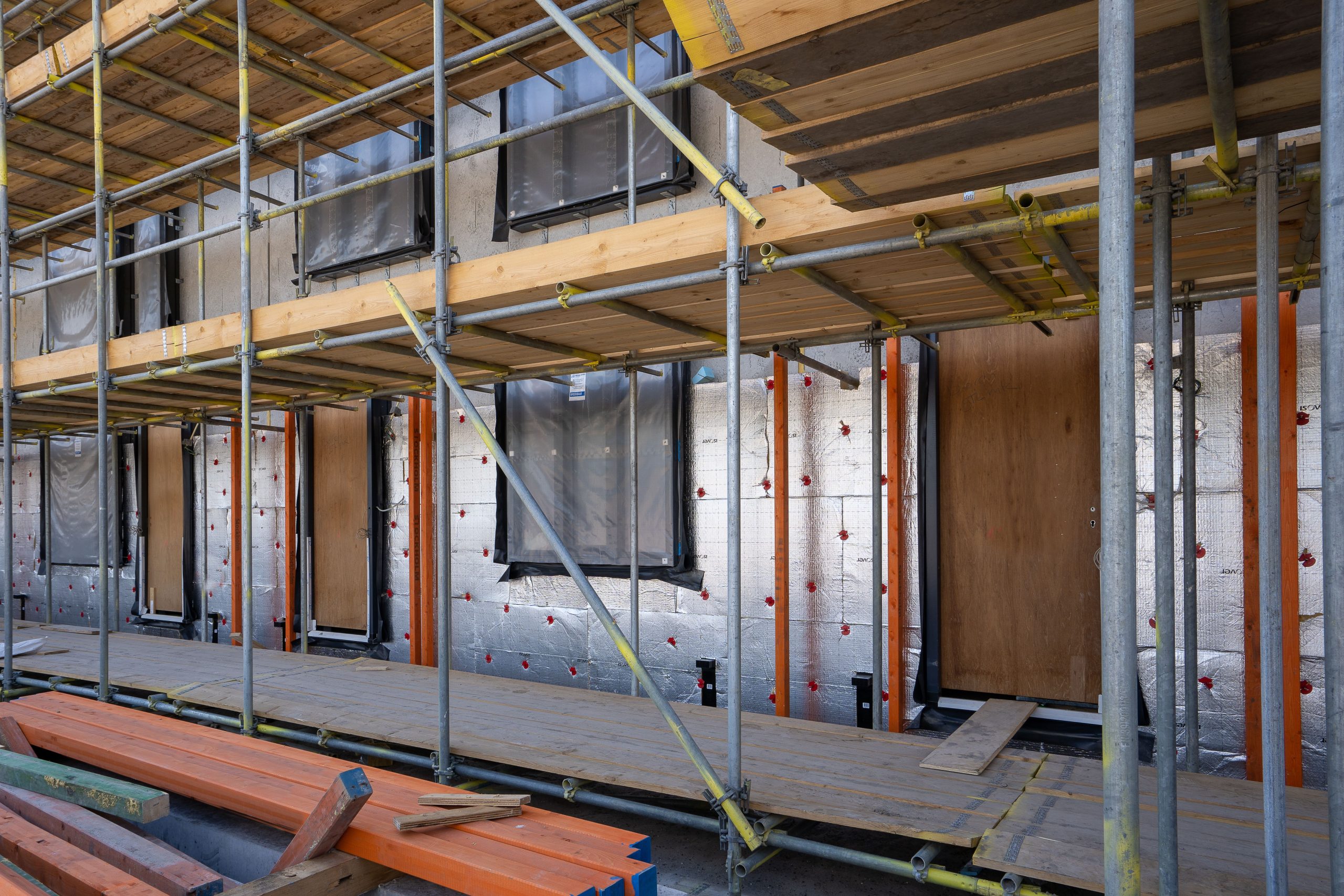Chantier de construction avec isolation murale visible