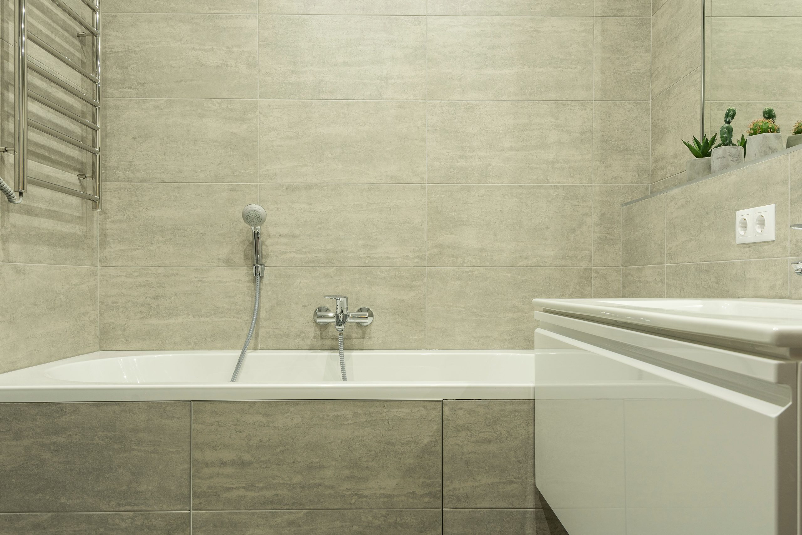 Intérieur salle de bain moderne carrelage céramique