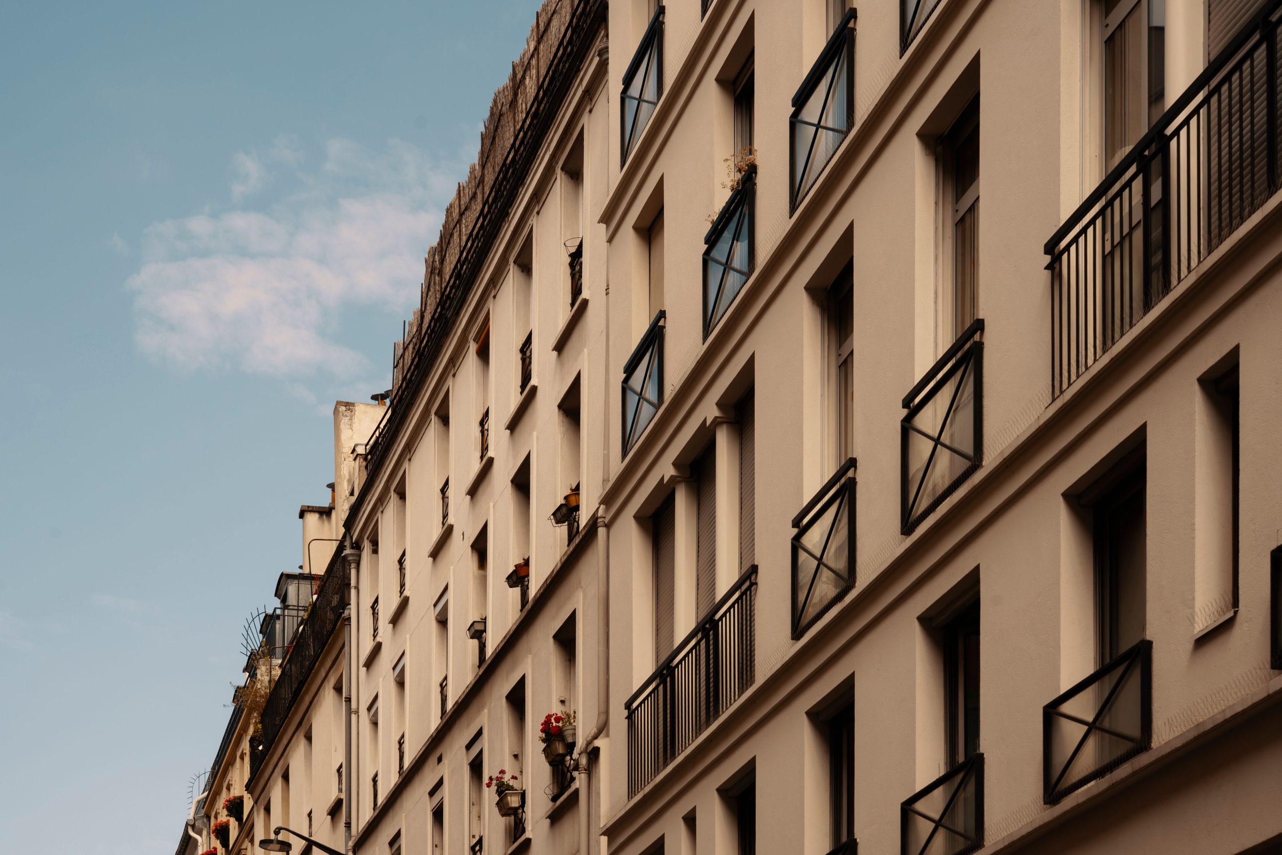 Immeuble urbain avec balcons en fer forgé