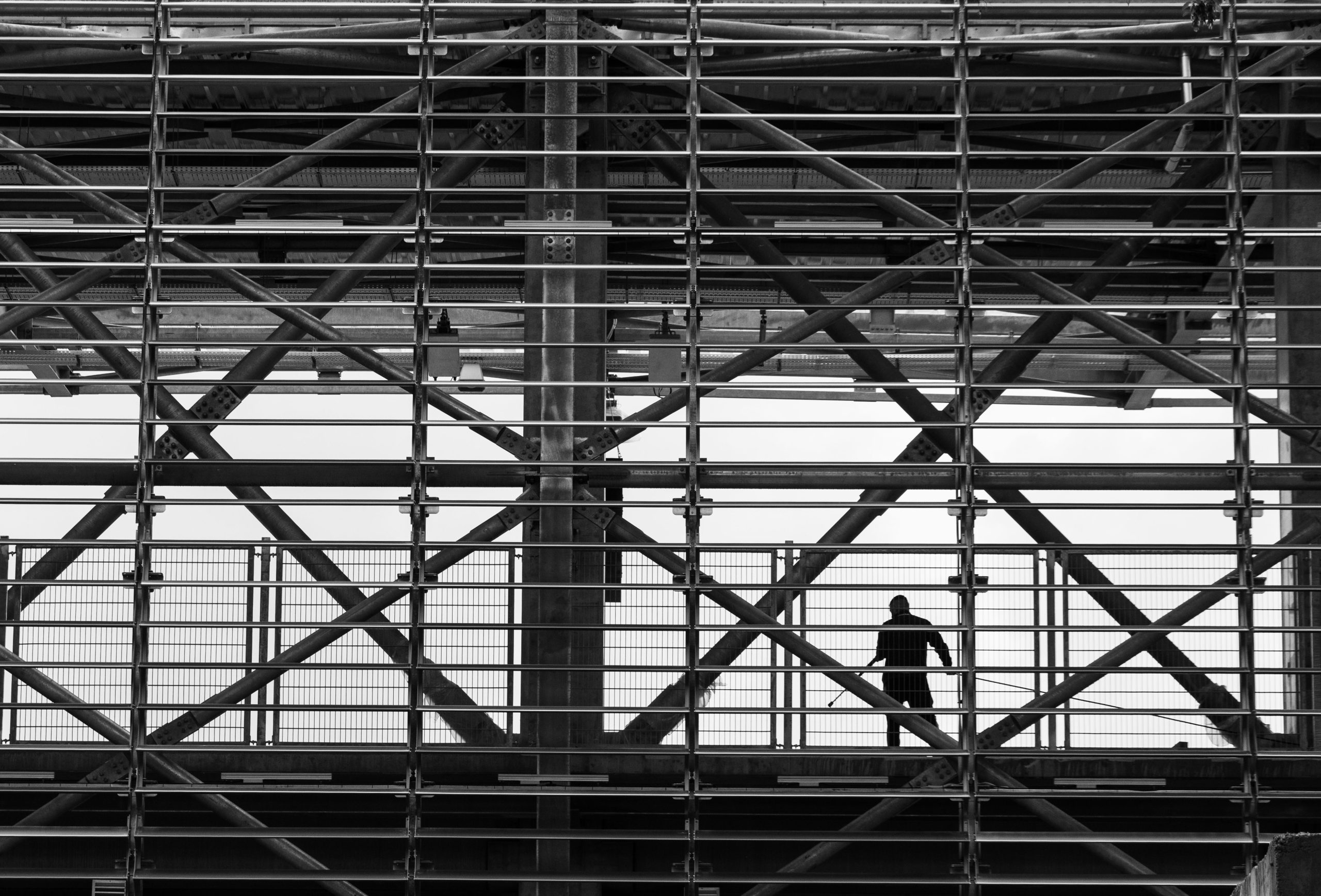 Ouvrier silhouette sur large échafaudage industriel noir blanc