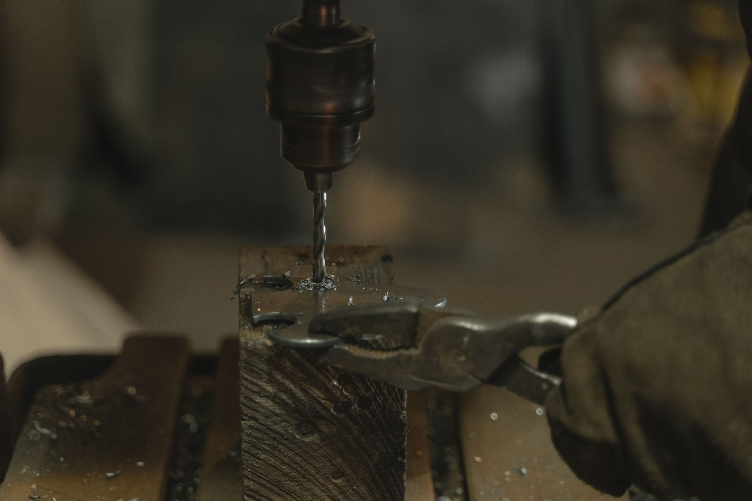 Processus de perçage métal en atelier
