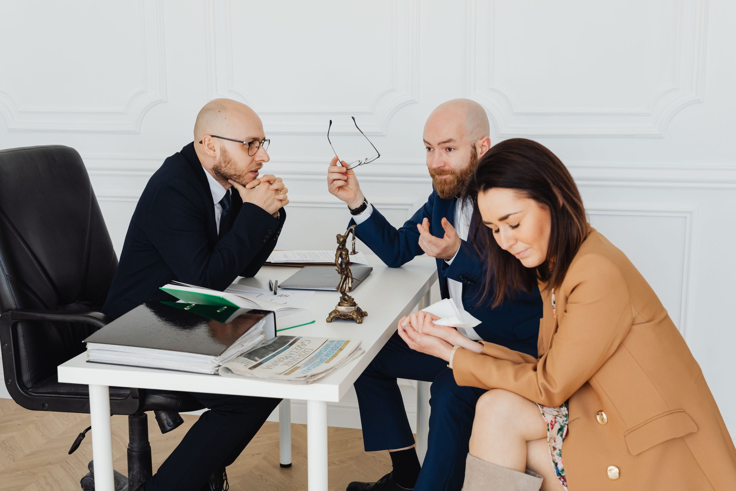 Avocats médiateur réunion tendue avec clients