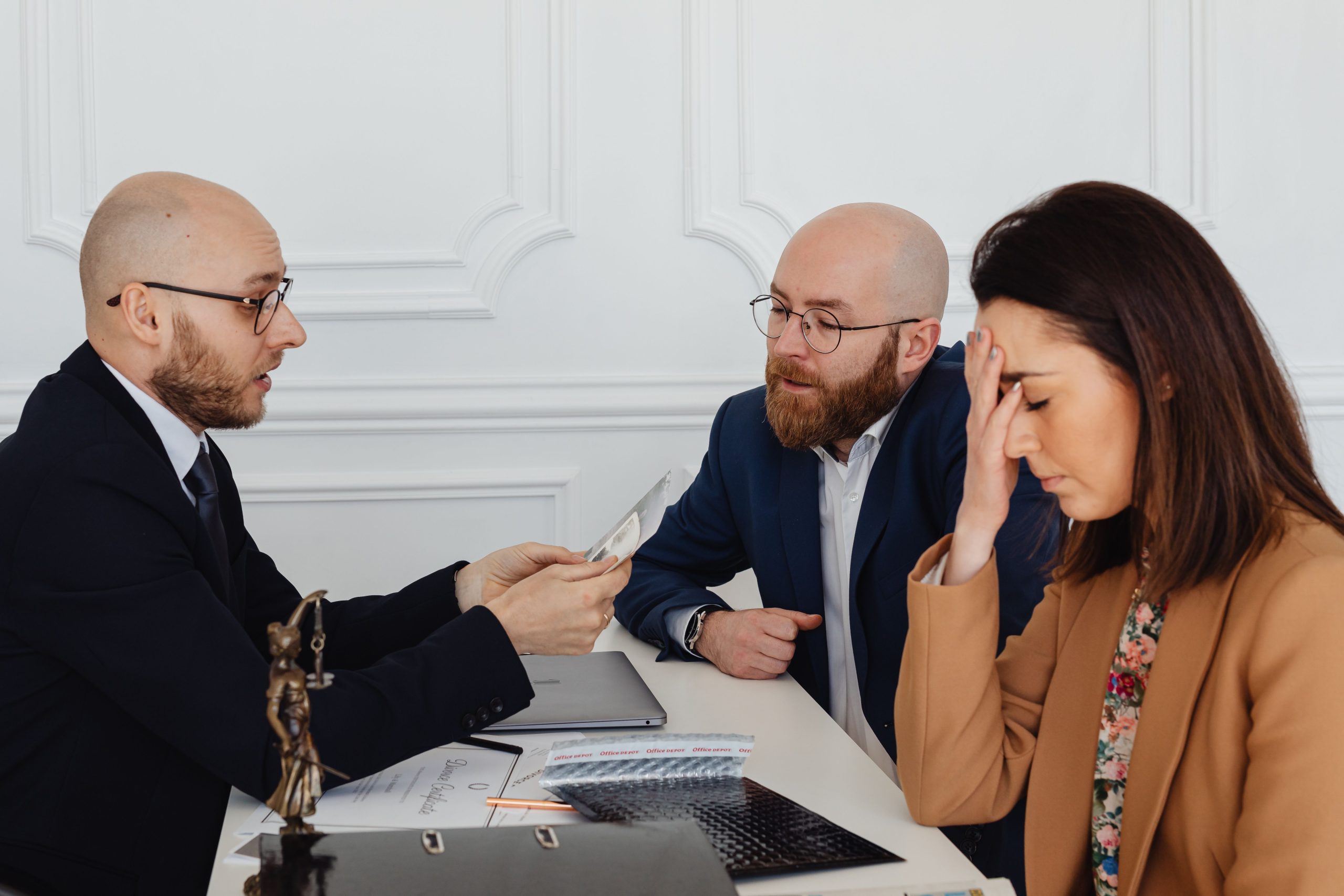 Avocat discutant divorce avec couple stressé