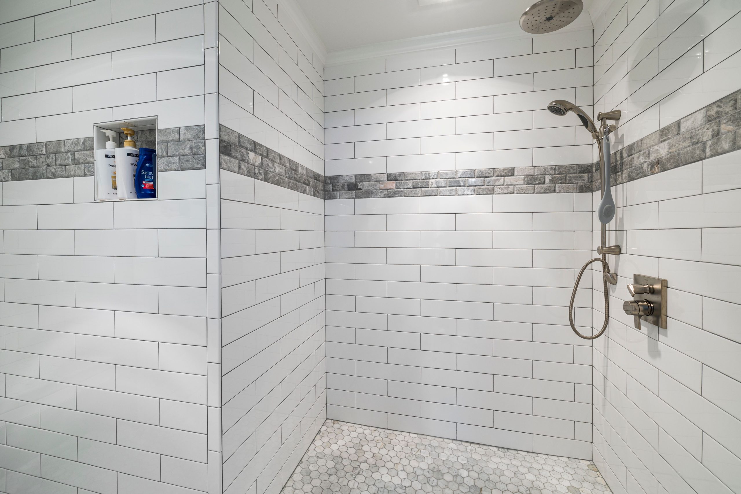Salle de bain moderne avec carrelage blanc brillant